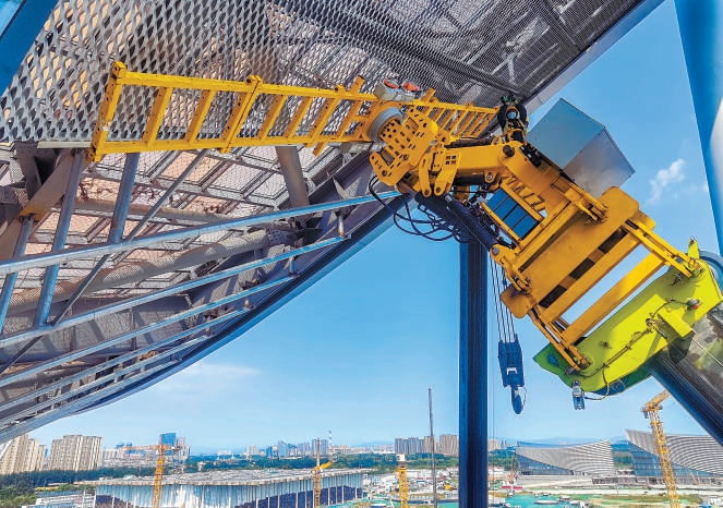 在城市副中心博物馆施工现场，工人正在进行铝拉网安装。