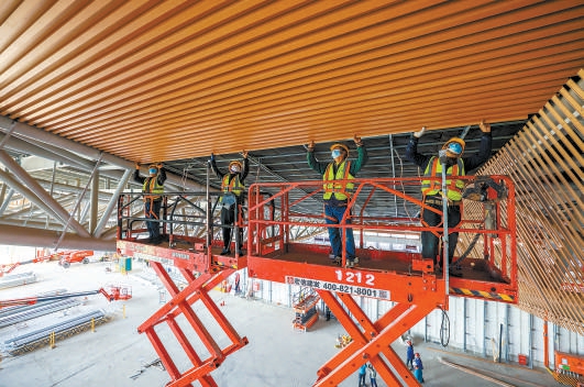 城市副中心博物馆进入全面装修阶段，建设工人正在安装序厅吊顶的样板段。