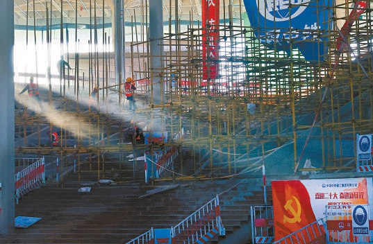 城市副中心图书馆已开始内部装修工作，工人们搭脚手架、利用升降机进行高空作业。