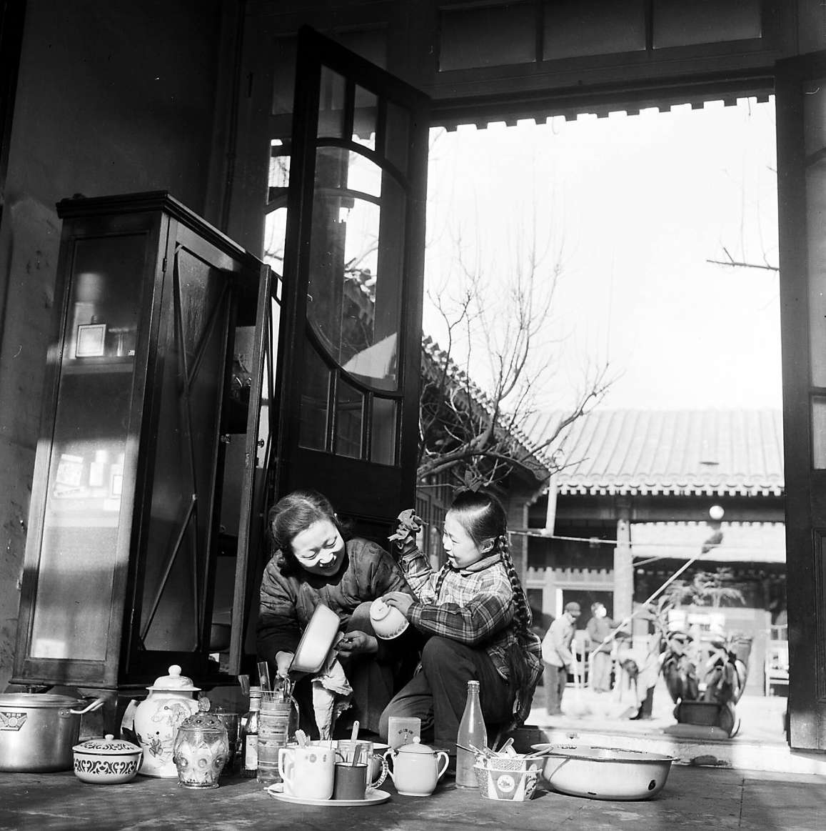 1958年，崇文区东河槽甲五十九号许婉珠和她妈妈大扫除。