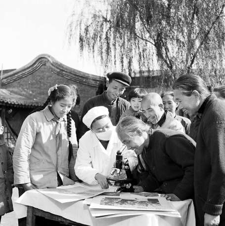 1961年，医务人员来到龙须沟大杂院附近给群众讲防病知识。