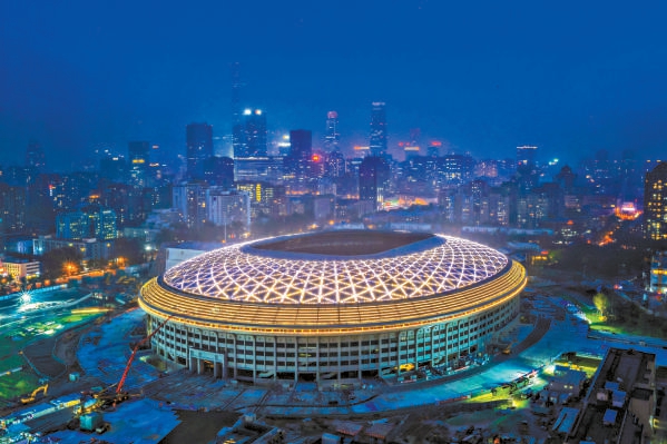 新工体罩棚外观照明色彩缤纷，点亮城市夜空。