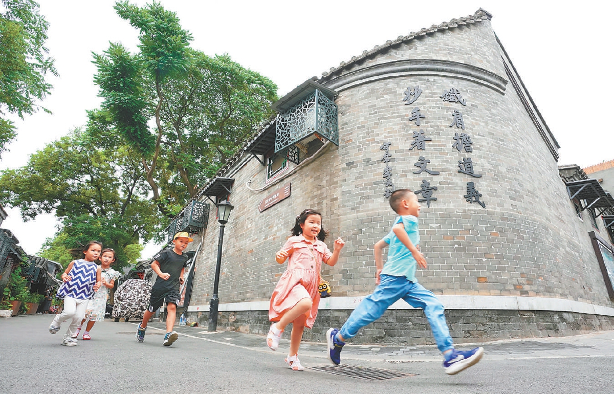 文华胡同是李大钊故居所在地，在提升胡同环境品质的同时，街道打造了一座“立体的”革命历史博物馆。路口处醒目的“铁肩担道义妙手著文章”、随处可见的红色印迹、让整条胡同彰显出历史价值和文化价值。
