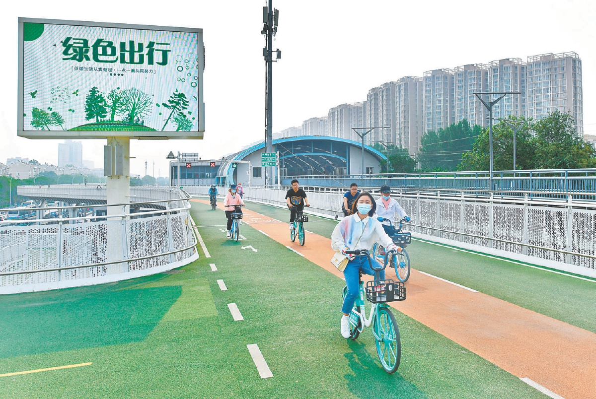 市民在回龙观自行车专用路上骑行。
