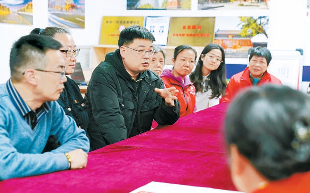 居民议事会、小院议事厅等多种议事方式，在背街小巷治理提升过程中发挥了重要作用，居民围绕家门口的一街一巷、一院一景抒情达意、贡献智慧。