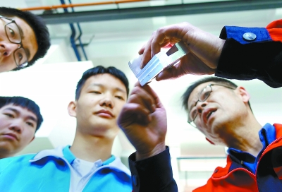 贺伯原与模具的“毫厘”较量