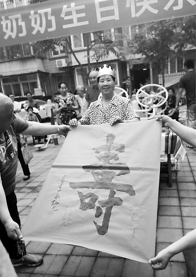 83岁老人义务打扫小区17年
