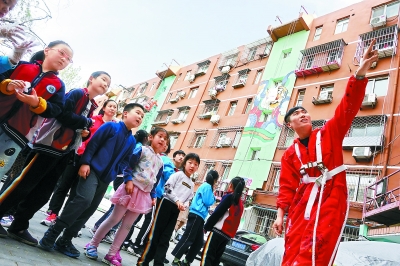 现代艺术给老旧小区添活力