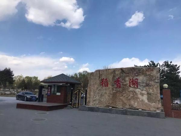 这个公园号称“小西湖”，夏日荷花绽放，园内幽静美好