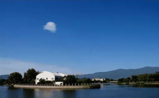 这个公园号称“小西湖”，夏日荷花绽放，园内幽静美好
