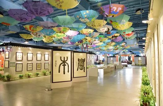 这个公园号称“小西湖”，夏日荷花绽放，园内幽静美好