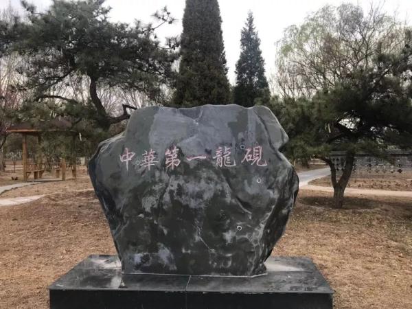 这个公园号称“小西湖”，夏日荷花绽放，园内幽静美好