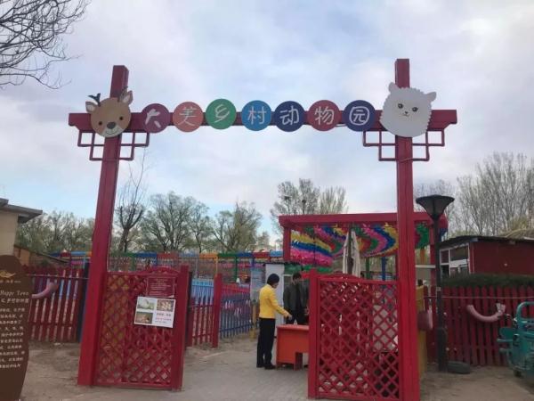这个公园号称“小西湖”，夏日荷花绽放，园内幽静美好