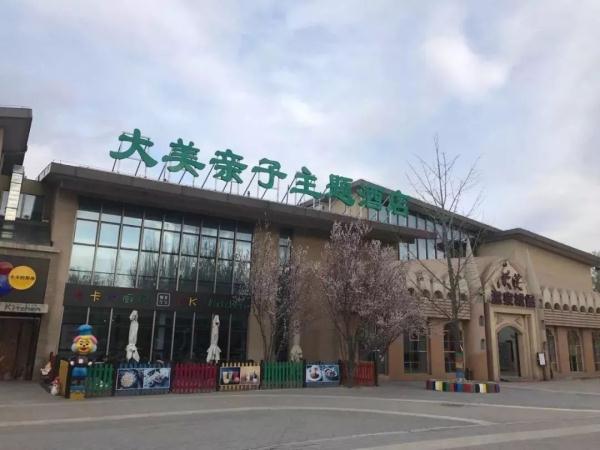 这个公园号称“小西湖”，夏日荷花绽放，园内幽静美好