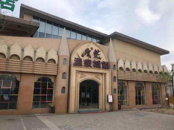 这个公园号称“小西湖”，夏日荷花绽放，园内幽静美好