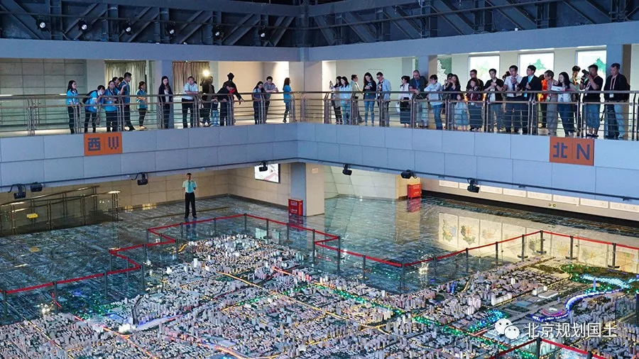 中非合作论坛北京峰会记者团一行赴北京市规划展览馆参观