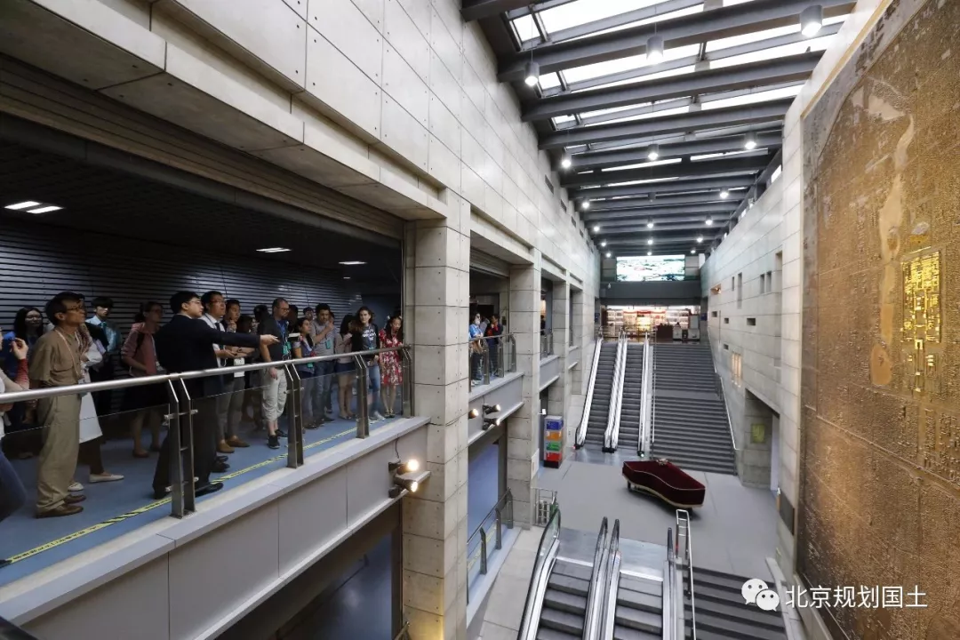 中非合作论坛北京峰会记者团一行赴北京市规划展览馆参观