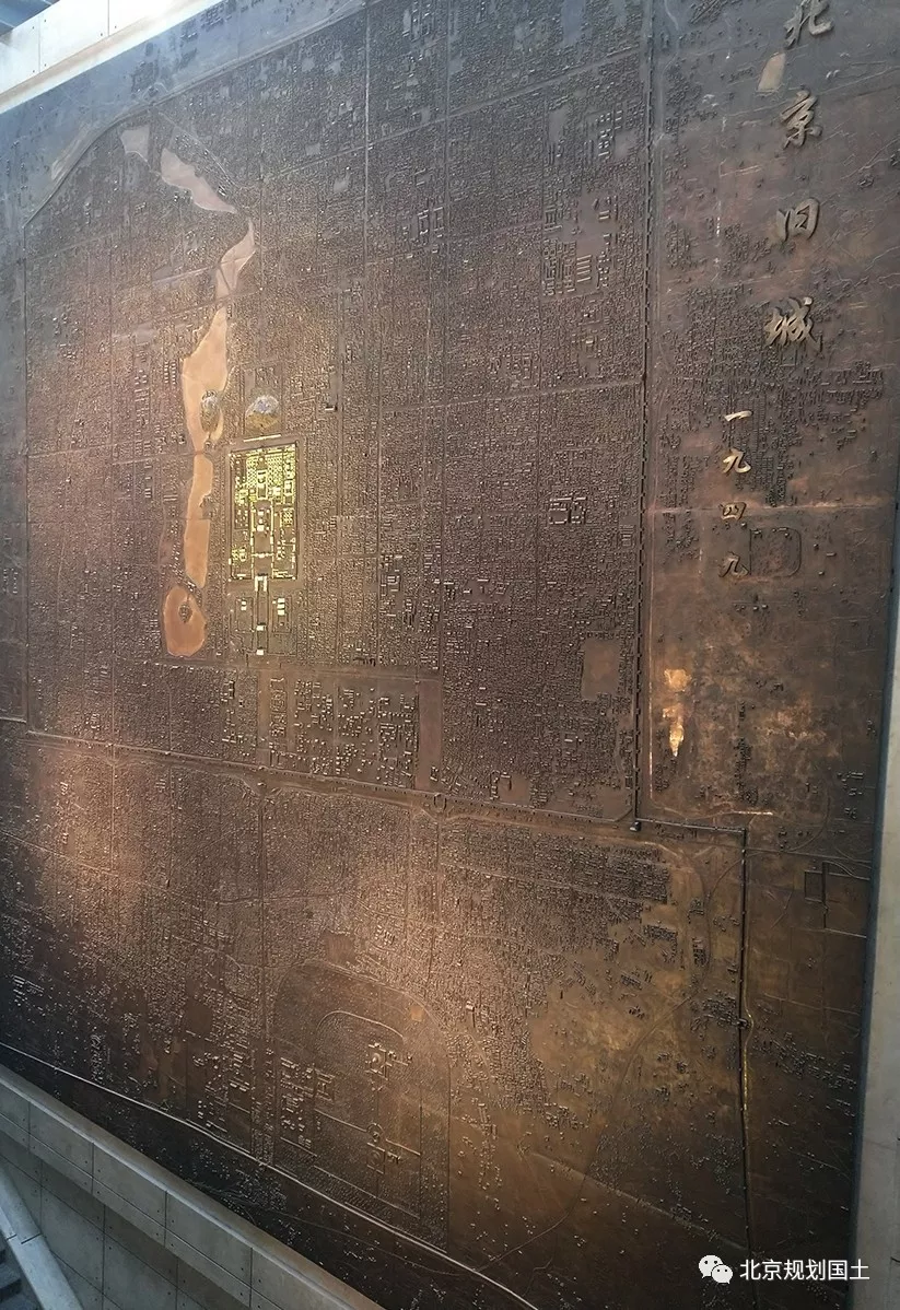 中非合作论坛北京峰会记者团一行赴北京市规划展览馆参观