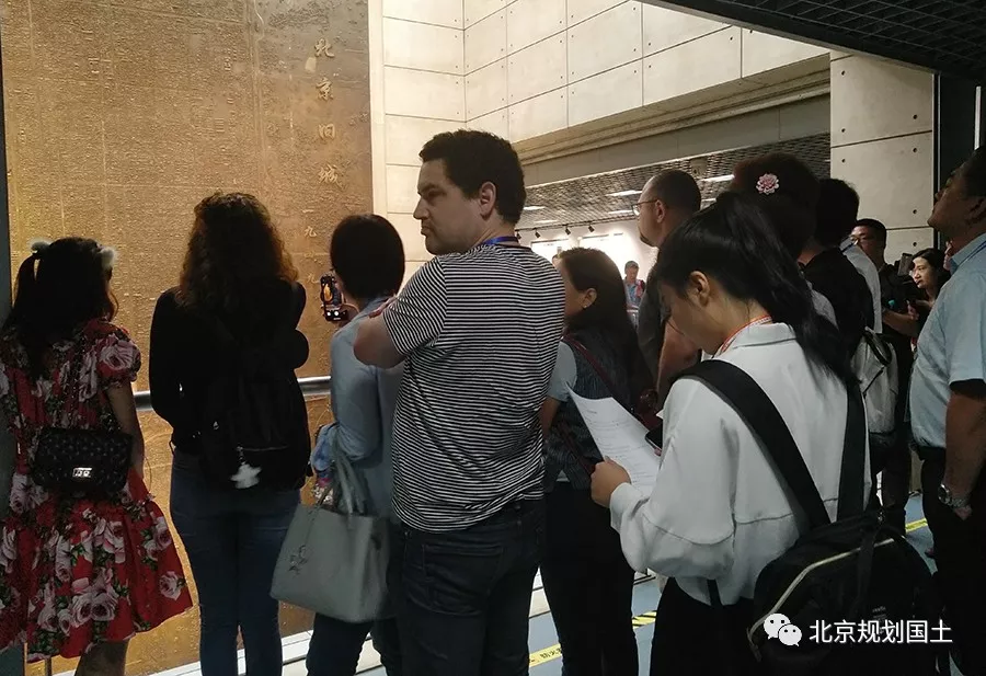 中非合作论坛北京峰会记者团一行赴北京市规划展览馆参观