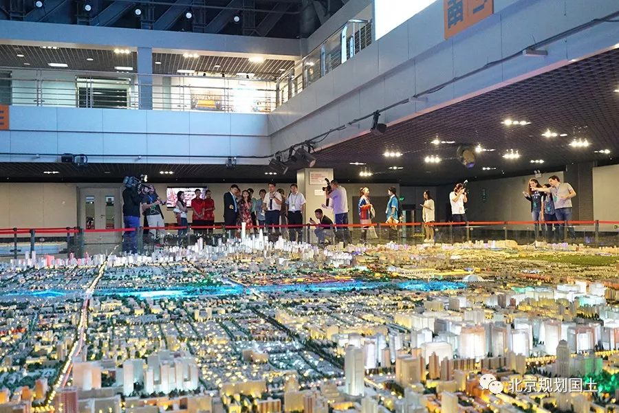 中非合作论坛北京峰会记者团一行赴北京市规划展览馆参观