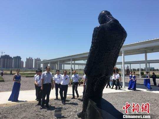 中外艺术家用废钢铁撑起唐山国际钢铁雕塑艺术节