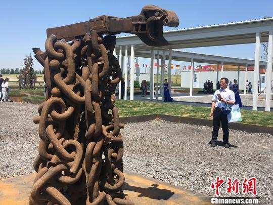 中外艺术家用废钢铁撑起唐山国际钢铁雕塑艺术节