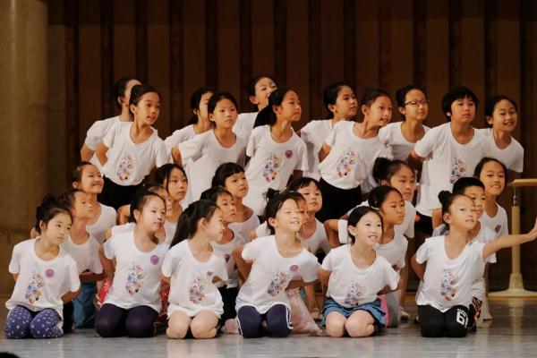 在舞蹈中绽放最美的自己    “一起来跳舞—快乐暑假舞蹈工作坊”欢乐闭营