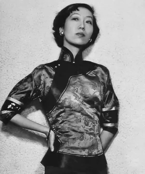 民国女子游颐和园，穿旗袍的她们，像是沾染了仙气