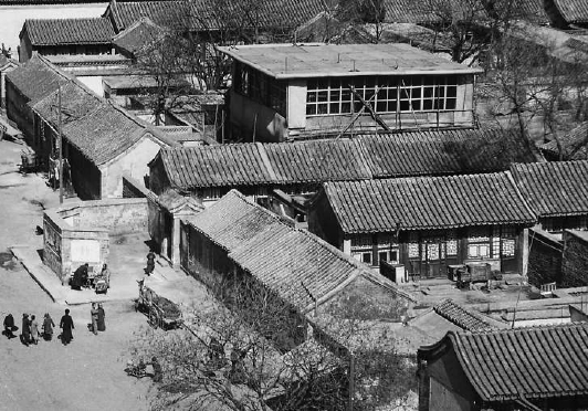 1920年代，钟楼一带院落中的暖棚。