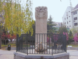 东便门桥畔的蟠桃宫旧碑