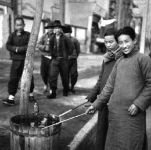 提笼架鸟，并非一回事。提笼，是指笼养鸟，主要是为了观赏和听音。