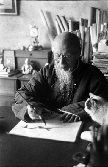 画虾的齐白石和他的猫。齐白石除了善于画虾蟹，他还画过猫，一幅是《猫趣图》，另一幅则是《油灯猫鼠》。