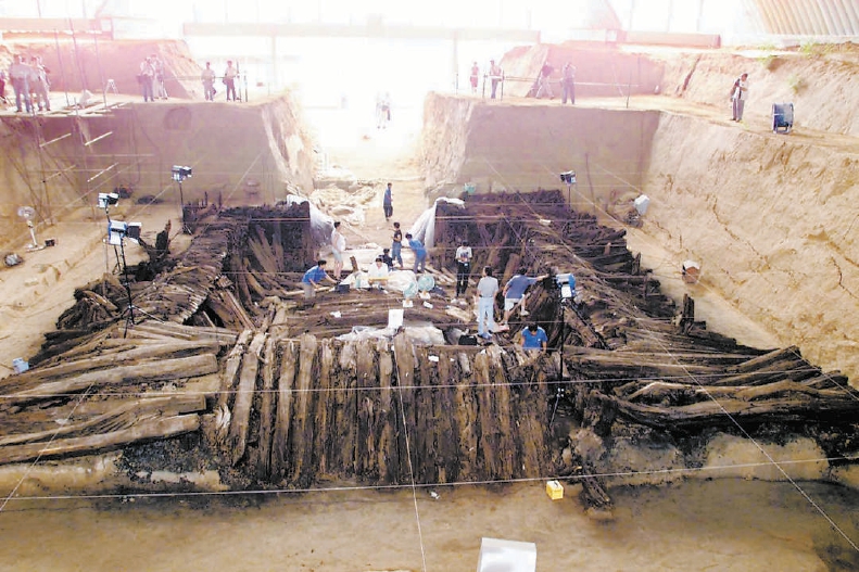2000年老山汉墓发掘现场出土的黄肠题凑墓室顶部全貌。（李继辉 摄）