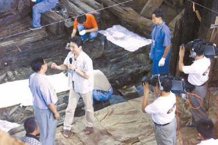 2000年8月20日，康辉在央视直播中采访老山汉墓发掘现场总指挥王武钰。（李继辉 摄）