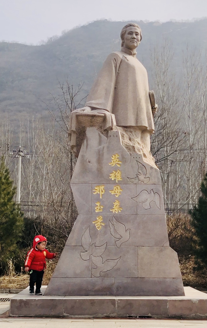 　英雄母亲邓玉芬雕塑主题广场
