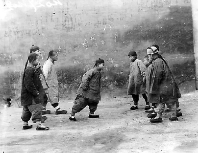 　冲撞人墙的“跑马城”游戏。