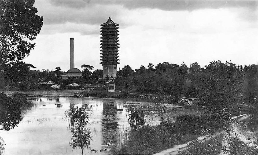 1926年，从未名湖西北向东南望，大烟囱是燕京大学锅炉房的，博雅塔是燕大的水塔又是湖畔的园林点缀。