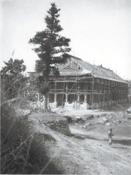 1923年，燕京大学建设中的男生宿舍，德、才、均、备四斋之一。