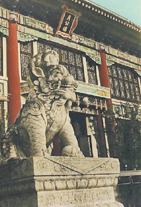 1925年，圆明园安佑宫门口废墟上的石麒麟被搬到了燕京大学贝公楼前安放。图为1930年代出版的燕大明信片。