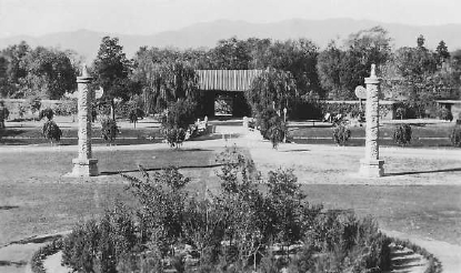 　燕京大学正门(西校门)。此大门为校友于1926年捐资修建，所以又称为“校友门”。 西德尼·甘博摄