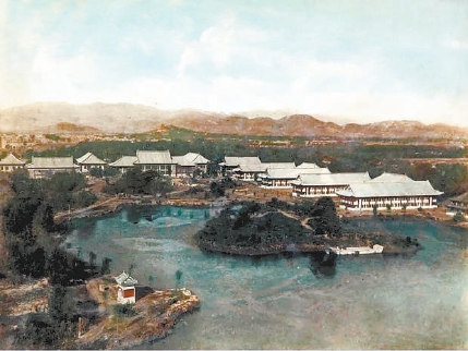 1925年，燕京大学即将竣工的未名湖鸟瞰，湖心岛尚未建起八角亭。