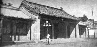 中国大学大门前伫立着一对铸铁的灯杆，这对灯杆至今仍见证着郑王府和中国大学的往事。