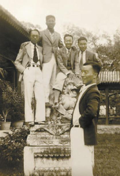 作者收藏的一张1934年清华学生在工字厅院子里面拍的老照片，十分珍贵。图中狮子“文革”中被毁。