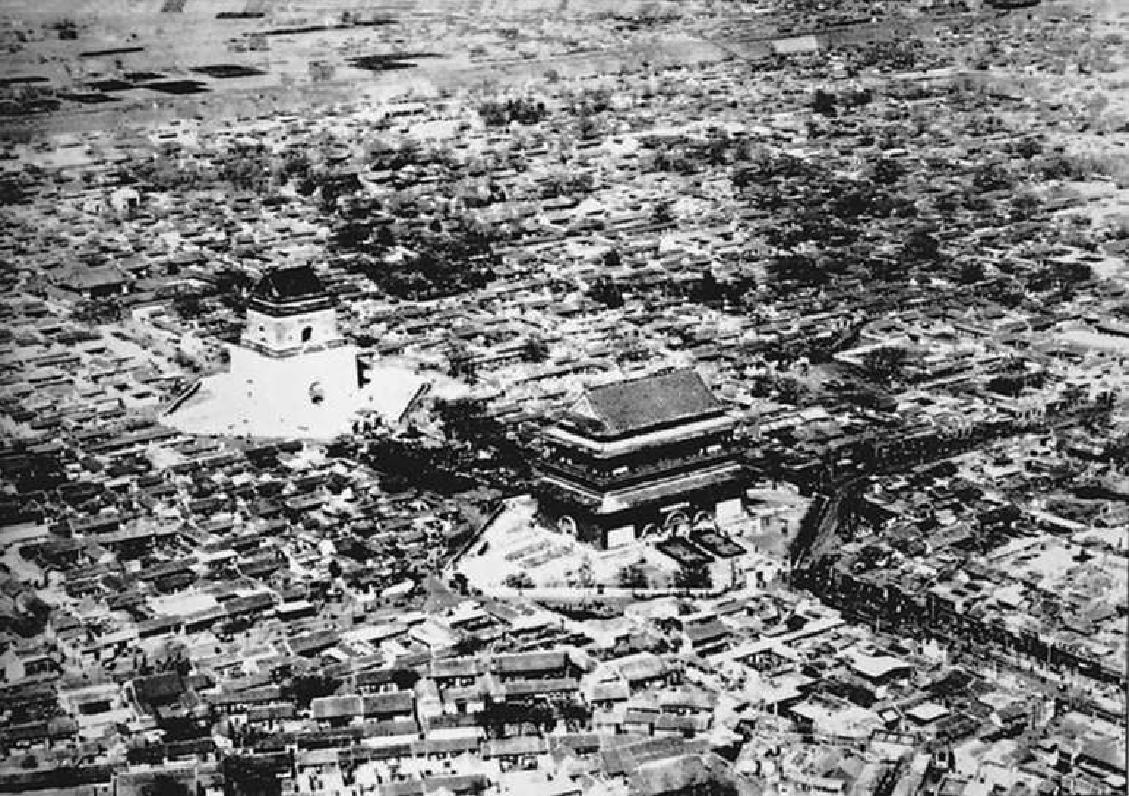 1930年代的钟鼓楼俯瞰图，钟楼后200米院落为宏恩观。