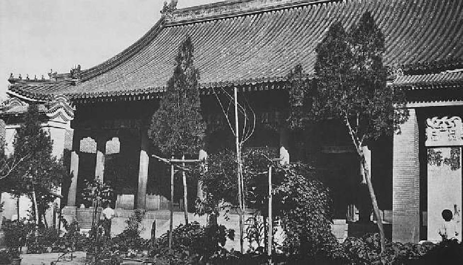 1930年代的宏恩观帝君殿，木作和油饰的规制相当高，颇有点皇家气派。