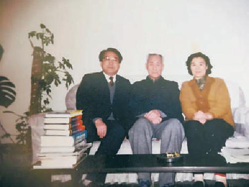 徐雅民和夫人韩淑娟教授拜访陈岱孙教授（中）