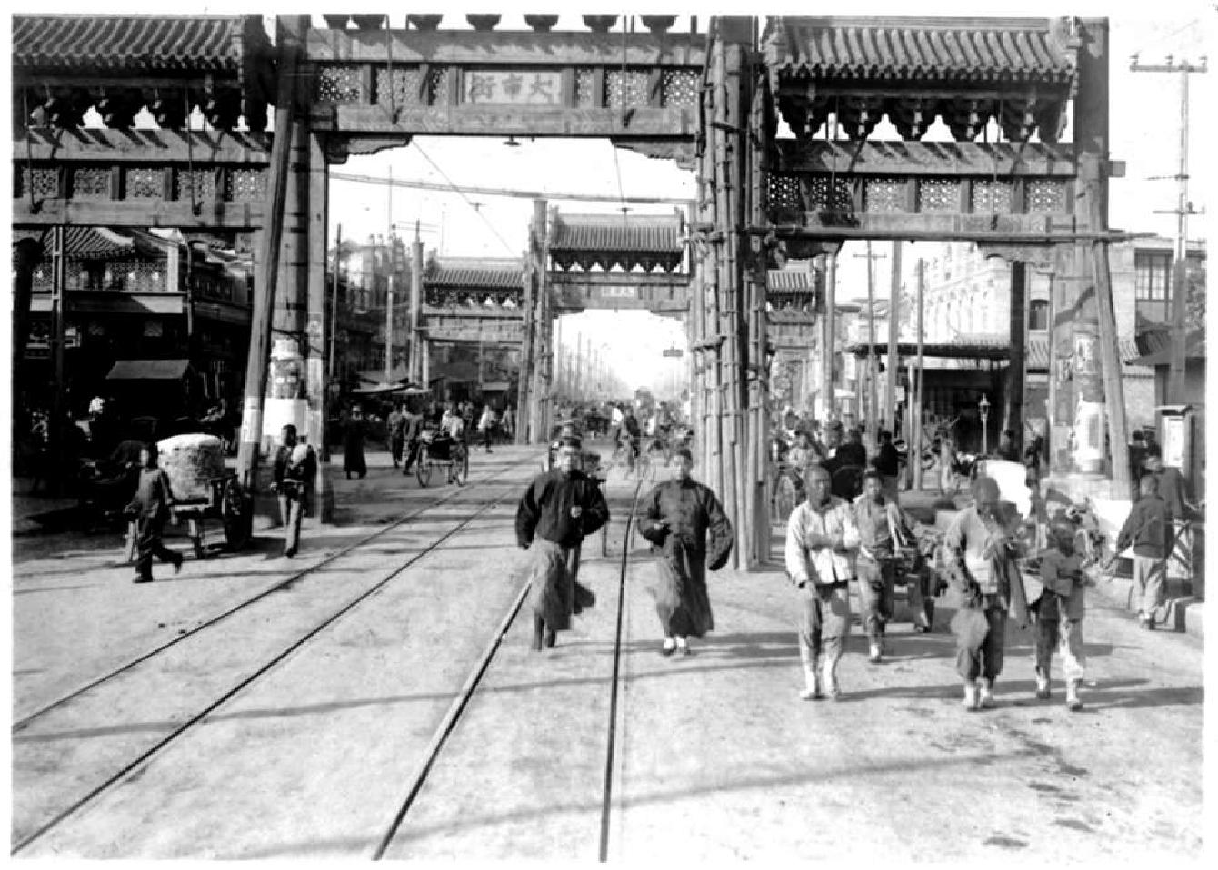 1925年，东四路口“大市街”牌楼已铺设电车轨道，两座牌楼都做了临时扶持，1927年才得以修缮。