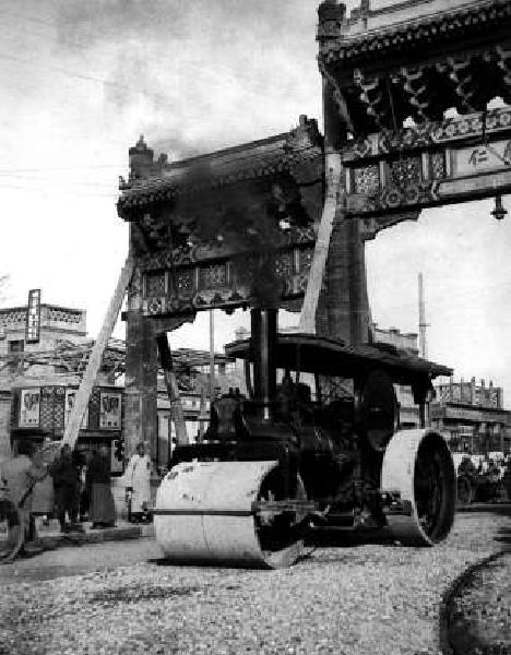 1931-1934年间，东四“履仁”牌楼下压路机通过。此时牌楼还未改建，1935年改建成混凝土结构无戗式牌楼，各间跨度和立柱高度相应增加，牌楼原有的柱冠、匾额等依旧利用。