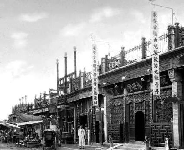 1920年代，东四路口东，朝阳门大街路南的永安堂药庄。