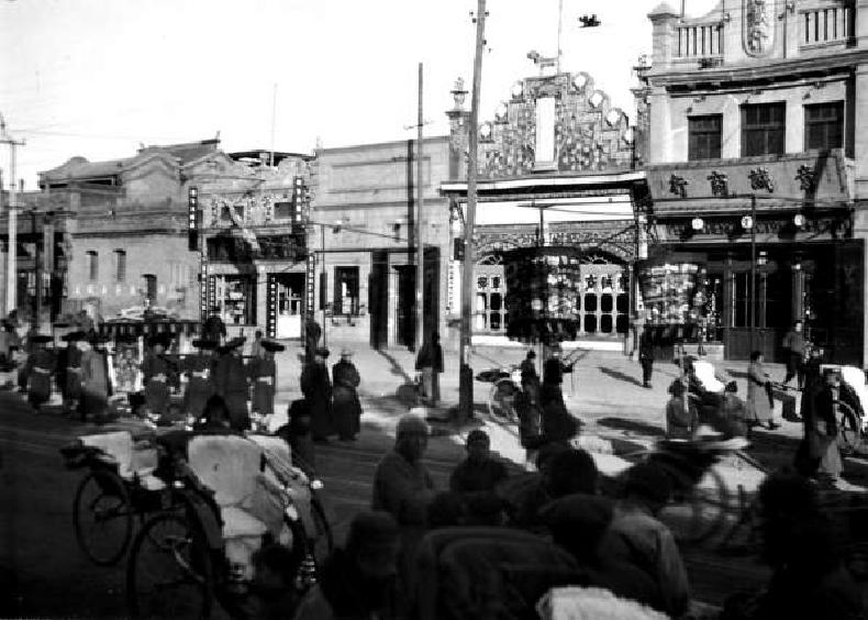 1931年，东四北大街东侧，东四二条和头条之间的店铺，左侧店铺就是如今二条南侧的精时钟表店。